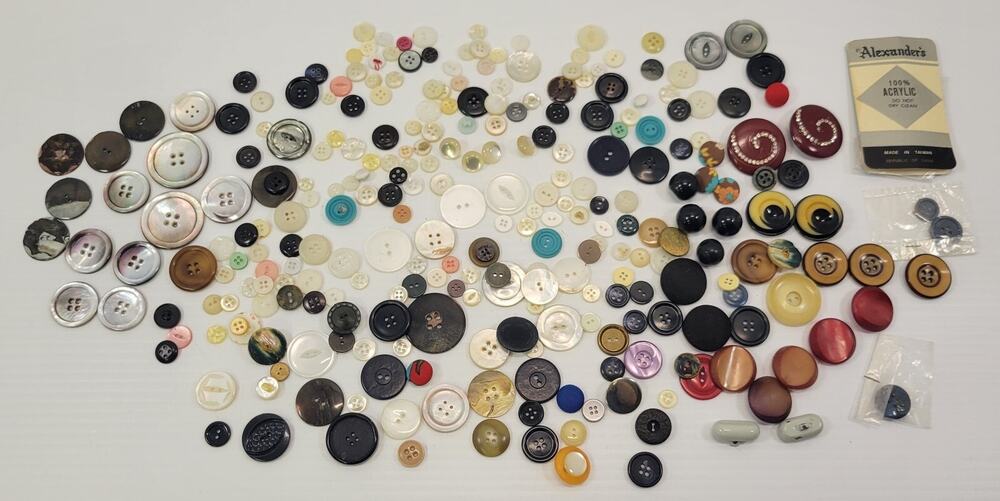 *Z23) Mixed Junk Drawer Lot of Approximately 270 Vintage Buttons